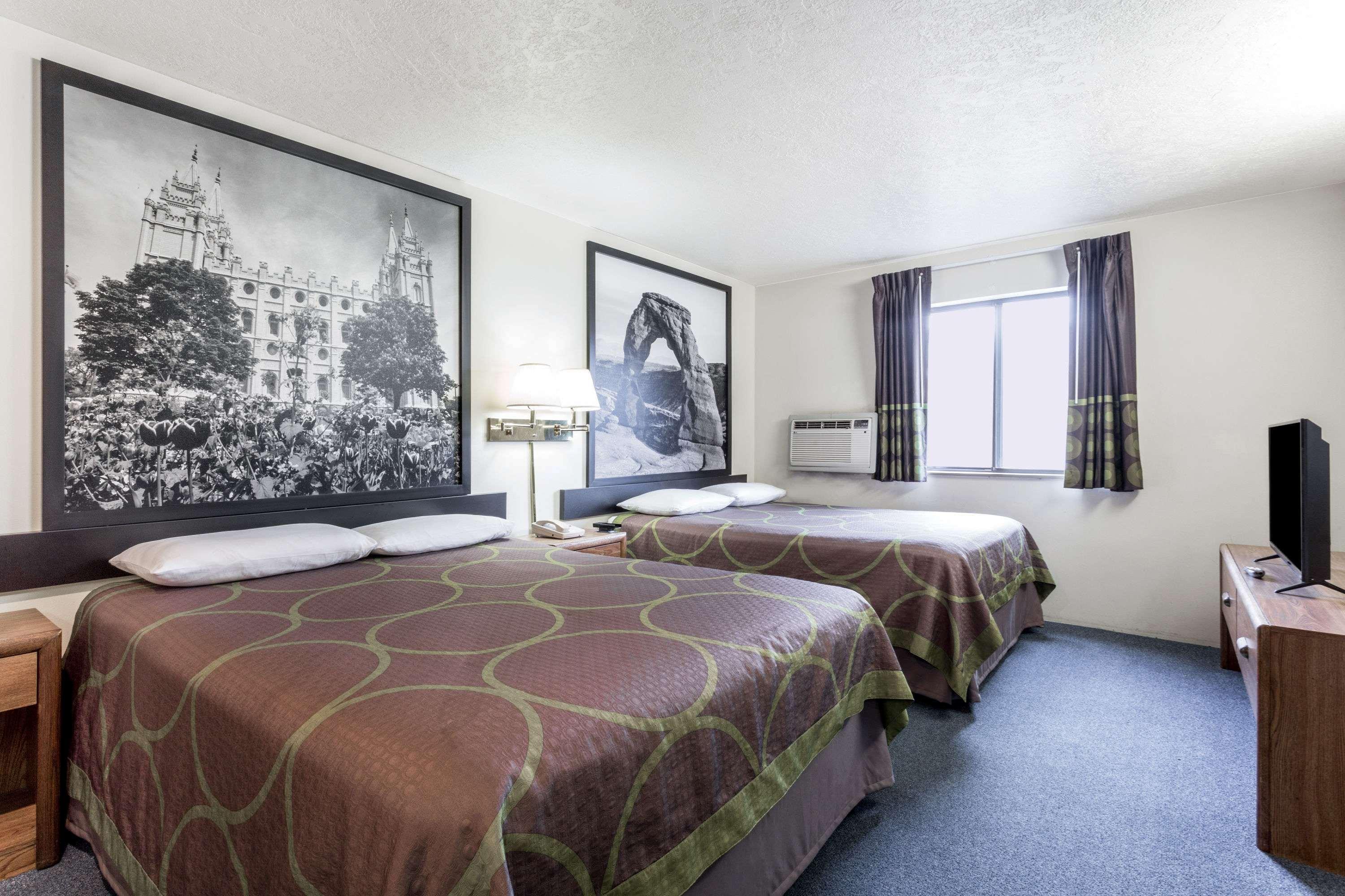 Hotel Super 8 By Wyndham Logan Extérieur photo