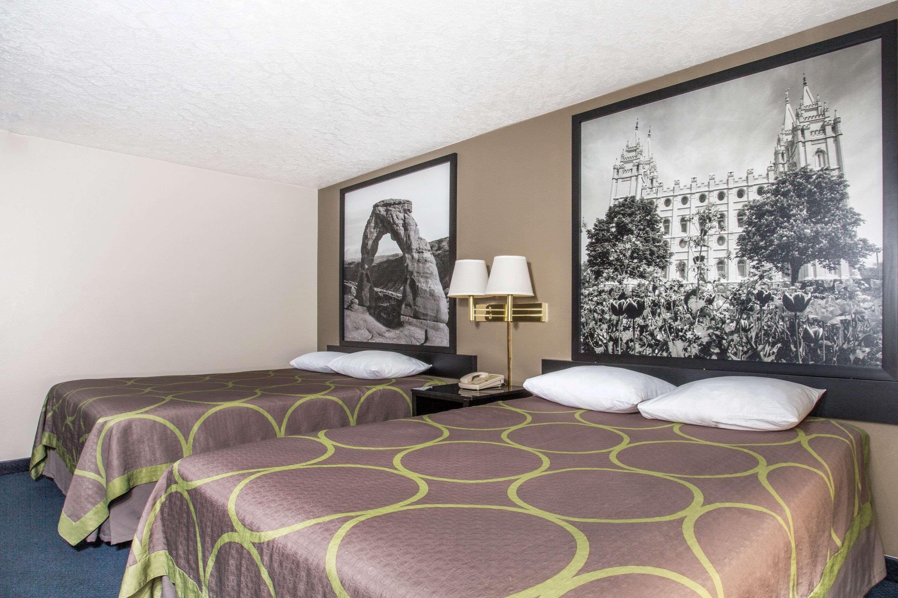 Hotel Super 8 By Wyndham Logan Extérieur photo