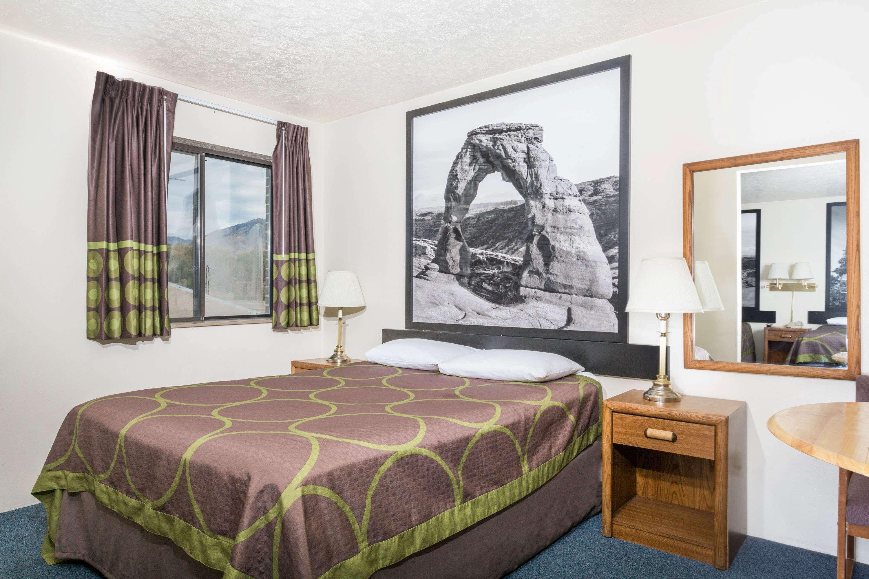 Hotel Super 8 By Wyndham Logan Extérieur photo