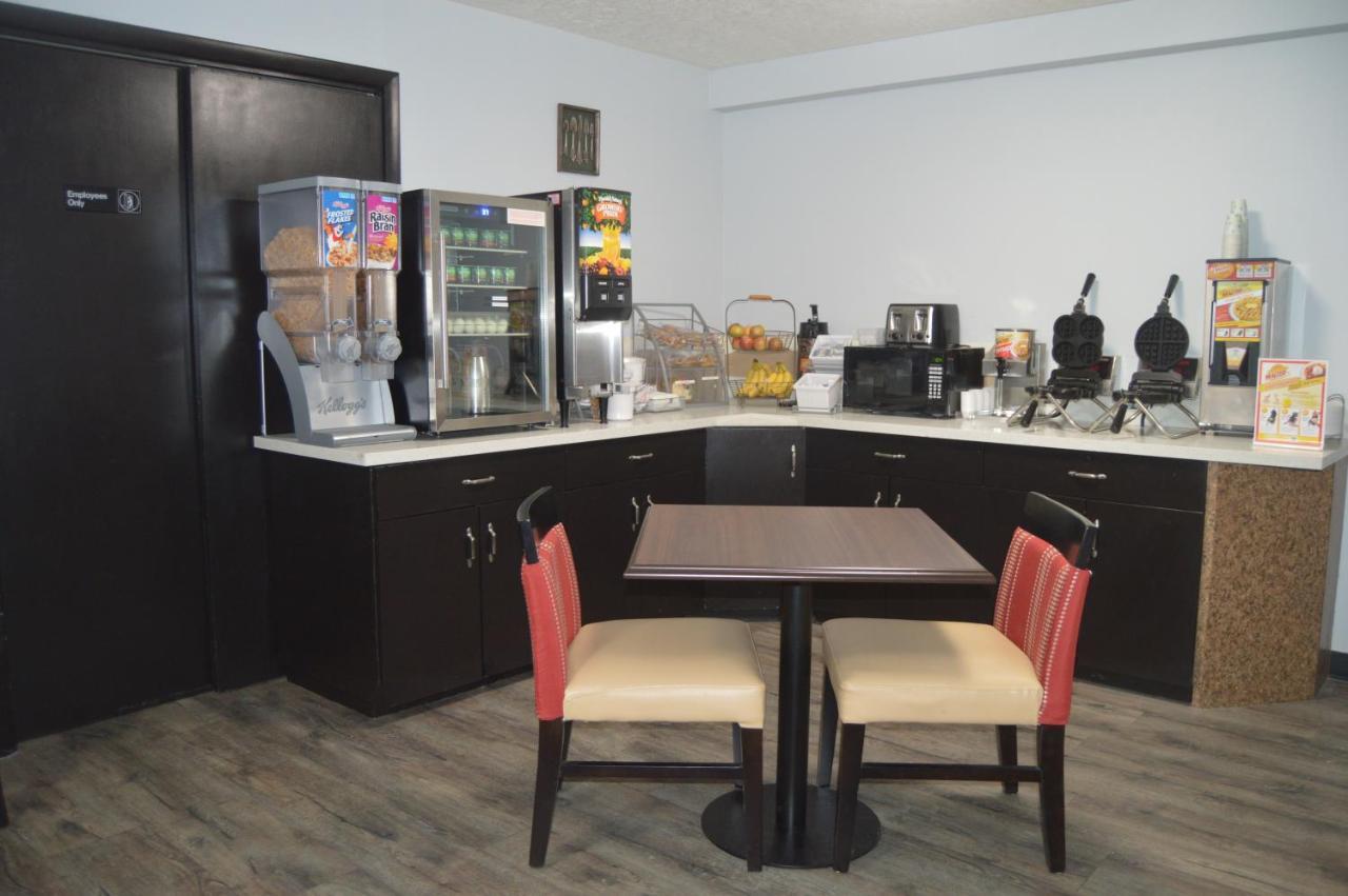 Hotel Super 8 By Wyndham Logan Extérieur photo