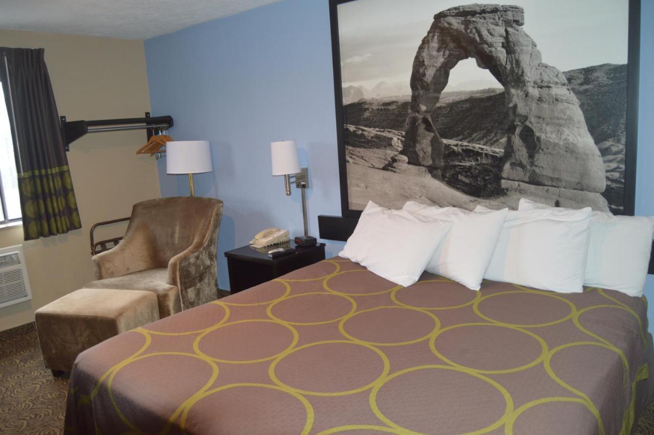 Hotel Super 8 By Wyndham Logan Extérieur photo